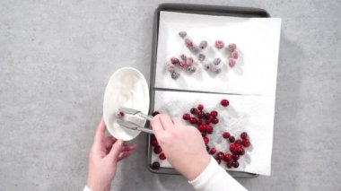 Böğürtlenleri organik yaban mersinleri ve beyaz şekerle hazırlıyorum..