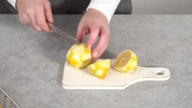 Beyaz bir tabakta dilimlenmiş organik limon dilimleri..