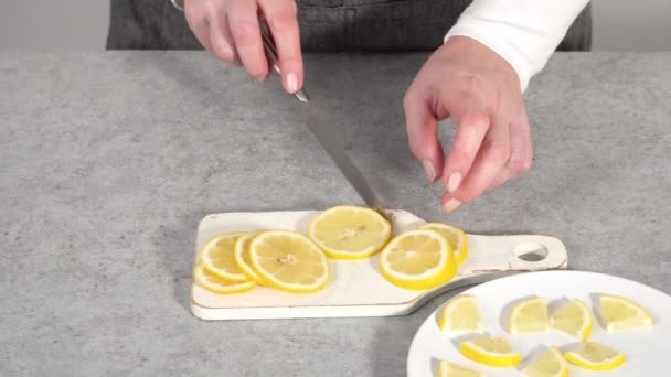 Beyaz Bir Tabakta Dilimlenmiş Organik Limon Dilimleri — Stok video