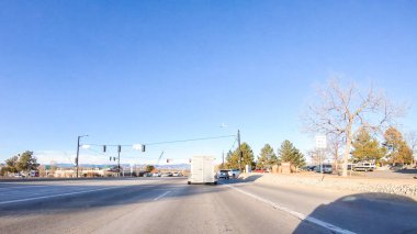Denver, Colorado, ABD-13 Ocak 2020 - Amerika 'nın banliyölerinde tipik asfalt yollarda sürüş.