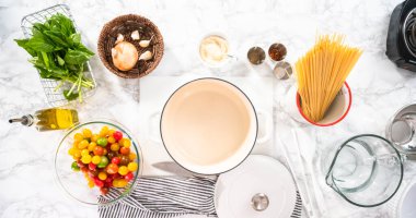 Düz yatıyordu. Vejetaryen makarnası hazırlamak için gerekli malzemeler..