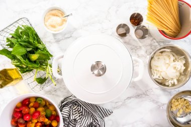 Düz yatıyordu. Vejetaryen makarnası hazırlamak için gerekli malzemeler..