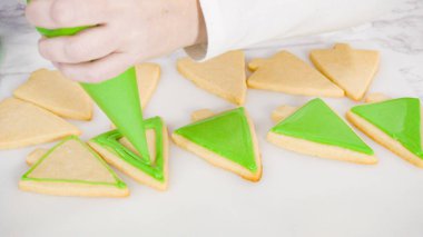 - Adım adım. Buzlu Noel ağacı şekilli şeker kurabiyeleri ve yeşil kraliyet kreması..