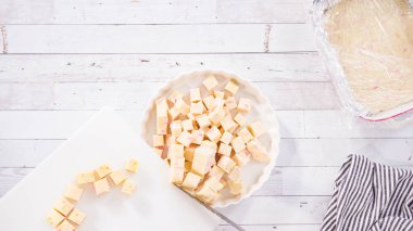 Düz yatıyordu. Adım adım. Beyaz bir kesme tahtasıyla ev yapımı şekerleme kesiyorum..