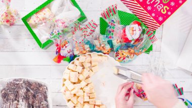 Düz yatıyordu. Adım adım. Ev yapımı şekerleme paketleri küçük hediye paketlerine konuyor..