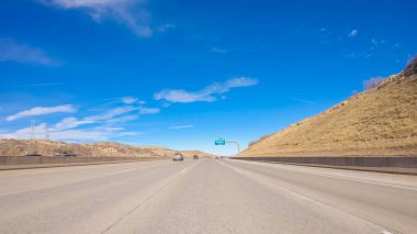 Amerika 'nın banliyölerinde bir otoyolda araba sürüyorum..