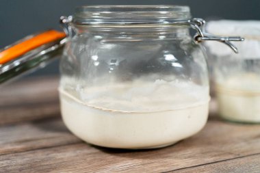 Ekşi mayalı ekmek pişirmek için cam bir mason kavanozunda başlangıç yapıyorum..