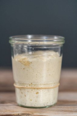 Ekşi mayalı ekmek pişirmek için cam bir mason kavanozunda başlangıç yapıyorum..