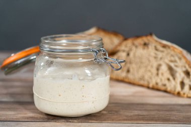 Ekşi mayalı ekmek pişirmek için cam bir mason kavanozunda başlangıç yapıyorum..