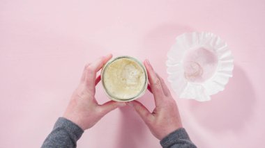 Düz yatıyordu. Ev yapımı mayalı buğday ekmeğini dökme demir Hollanda fırınında pişirmek.