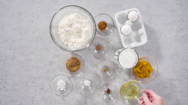 Adım adım. Düz yatıyordu. Bardaktaki malzemeler kabaklı gözleme yapmak için karıştırılmış..