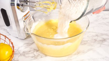 Adım adım. Limonlu kek hazırlamak için karıştırma kabındaki malzemeleri karıştırıyorum..
