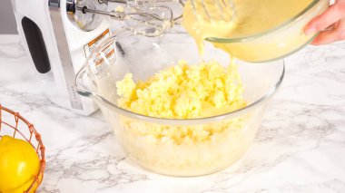 Adım adım. Limonlu kek hazırlamak için karıştırma kabındaki malzemeleri karıştırıyorum..