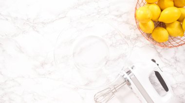 Düz yatıyordu. Adım adım. Limonlu kek hazırlamak için karıştırma kabındaki malzemeleri karıştırıyorum..