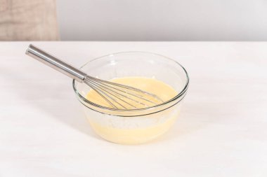 Çikolatalı kekle çikolatalı keki karıştırmak için bardaktaki malzemeleri karıştırıyorum..