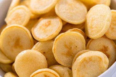 Beyaz kasede taze yapılmış mini krep gevreği..