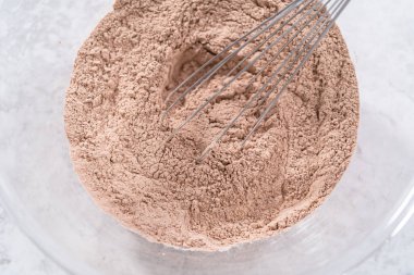 Kırmızı kadife kek hazırlamak için karıştırma kabındaki malzemeleri karıştırıyorum..