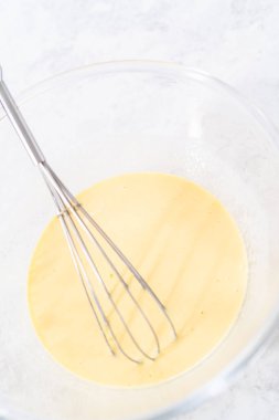 Kırmızı kadife kek hazırlamak için karıştırma kabındaki malzemeleri karıştırıyorum..