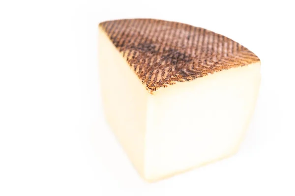 Beyaz Arka Planda Büyük Bir Dilim Eski Manchego Peyniri — Stok fotoğraf