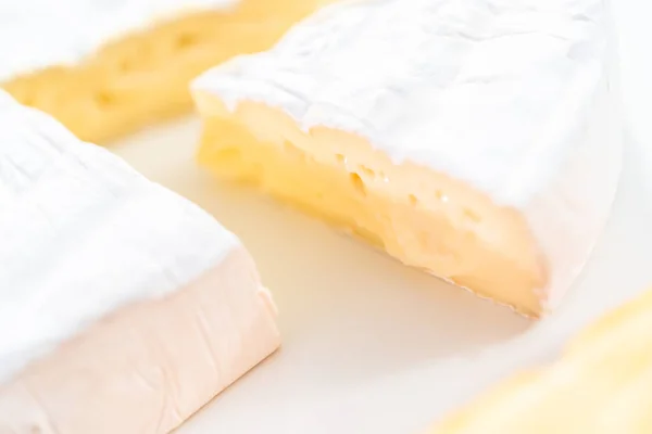 Rebanada Grande Queso Brie Sobre Fondo Blanco — Foto de Stock