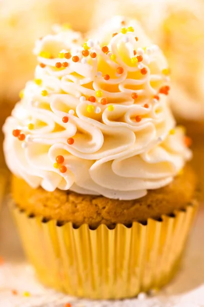 Decorar Cupcake Especias Calabaza Con Crema Mantequilla Italiana Espolvorear —  Fotos de Stock