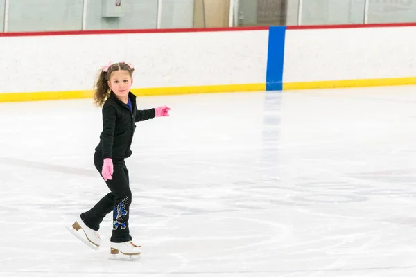 Ragazzina Pratica Pattinaggio Artistico Muove Sulla Pista Pattinaggio Coperta — Foto Stock