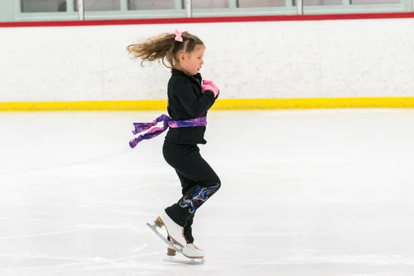 Kleines Mädchen Übt Eiskunstlauf Auf Der Eishalle — Stockfoto