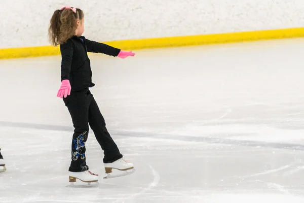 Kleines Mädchen Übt Eiskunstlauf Auf Der Eishalle — Stockfoto