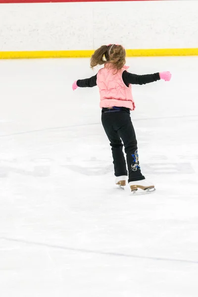 Menina Praticando Patinação Artística Move Pista Gelo Interior — Fotografia de Stock