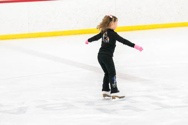 Menina Praticando Patinação Artística Move Pista Gelo Interior — Fotografia de Stock