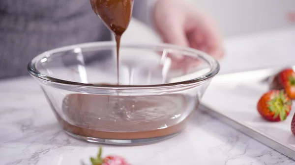 一步一步 将有机草莓浸入融化的巧克力中 — 图库照片