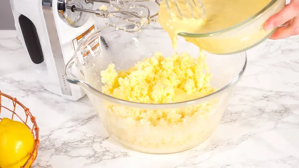 Adım adım. Limonlu kek hazırlamak için karıştırma kabındaki malzemeleri karıştırıyorum..