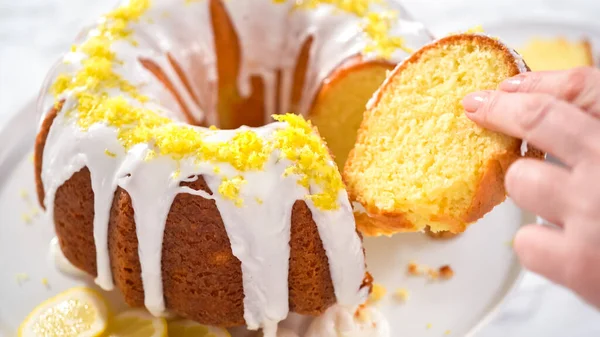 一歩ずつ ケーキスタンドにレモンの皮で飾られたレモンの束のケーキをスライス — ストック写真