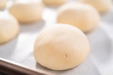 Pişirmeden önce akşam yemeği rulolarını kapat..