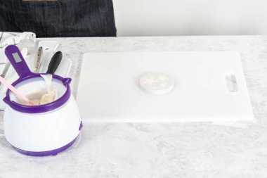 Çikolata parçacıkları eriyor elektrikli şeker tenceresinde.