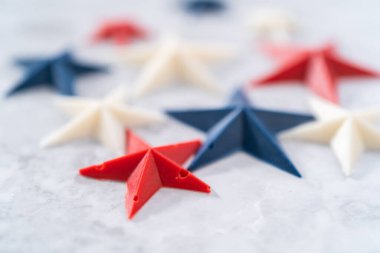 Renkli çikolata kalıplarından yapılmış ev yapımı çikolata yıldızları..