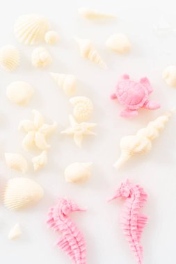 Deniz kızı temalı çikolataları silikon kalıplardan beyaz kesim tahtasına kaldırıyorum..