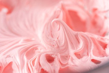 Marketten alınmış tereyağlı kremanın karışımı bardakta karıştırılıyor..