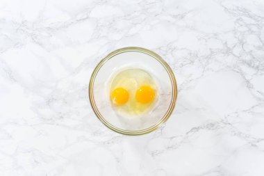 Düz yatıyordu. Büyük bir bardaktaki malzemeleri karıştırarak naneli çikolatalı kekler pişiriyorum..