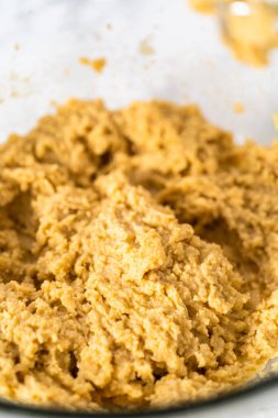 Sevgililer Günü 'nde çikolatalı kurabiyeyle çikolatalı kalbi karıştırmak için malzemeleri karıştırıyorum..