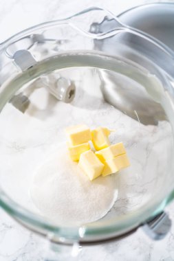 Beyaz çikolatalı limonlu kurabiye. Limonlu kurabiyeleri beyaz çikolatayla karıştırmak için mutfak malzemelerini karıştırıyorum..