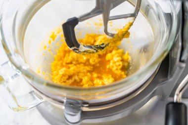 Beyaz çikolatalı limonlu kurabiye. Limonlu kurabiyeleri beyaz çikolatayla karıştırmak için mutfak malzemelerini karıştırıyorum..