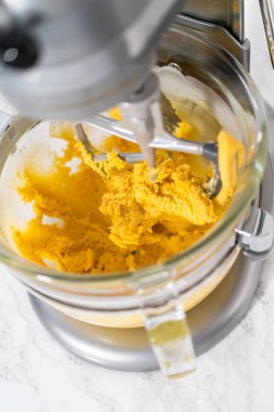 Beyaz çikolatalı limonlu kurabiye. Limonlu kurabiyeleri beyaz çikolatayla karıştırmak için mutfak malzemelerini karıştırıyorum..