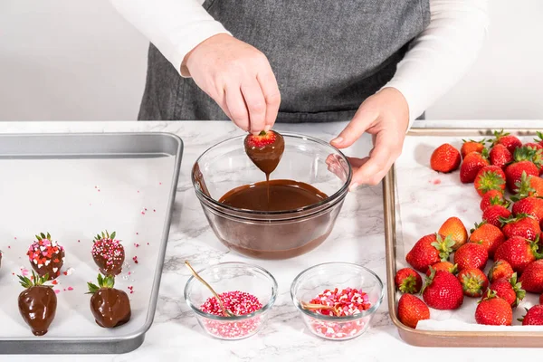 Sumergiendo Fresas Chocolate Derretido Para Preparar Fresas Cubiertas Chocolate — Foto de Stock