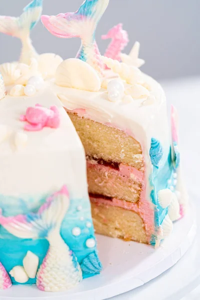 Slicing Mermaid Themed Layer Vanilla Cake Cake Stand — Stock Photo, Image