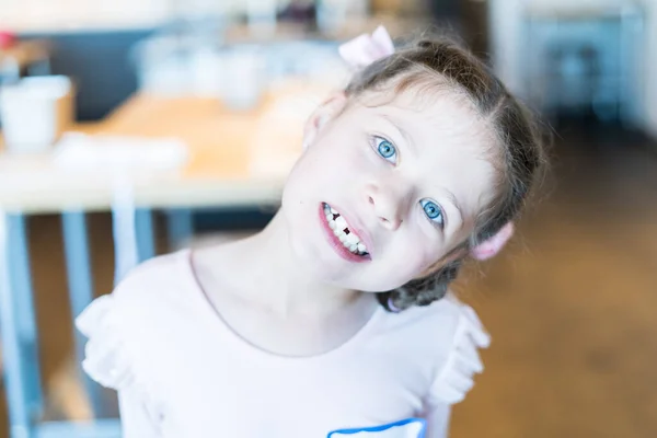 School Leeftijd Meisje Glimlachen Voor Camera — Stockfoto