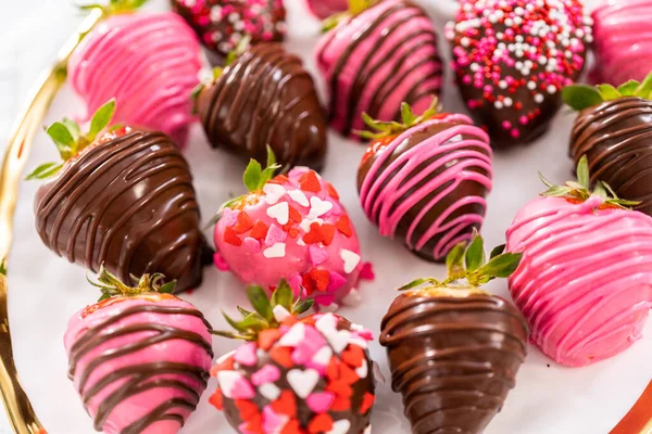 Gourmet Erdbeeren Mit Schokolade Überzogen Dekoriert Mit Schokolade Nieselregen Und — Stockfoto