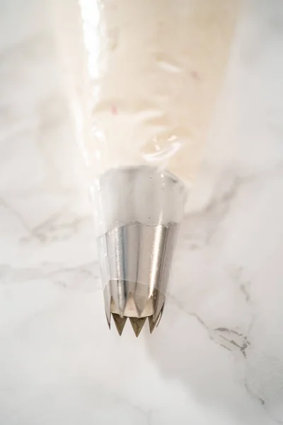 Pepermunt Boterroom Glazuur Een Piping Bag Met Een Jumbo Metalen — Stockfoto