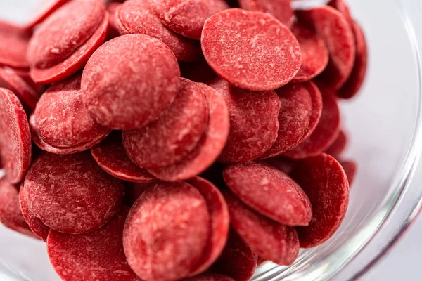 Derreter Chips Chocolate Vermelho Pote Derretimento Doces Para Fazer Corações — Fotografia de Stock