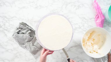 Düz yatıyordu. Adım adım. Beyaz İtalyan kremalı, yuvarlak funfetti keki..